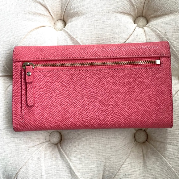 Kate Spade scalloped N183 phone wallet. - Picture 2 of 6